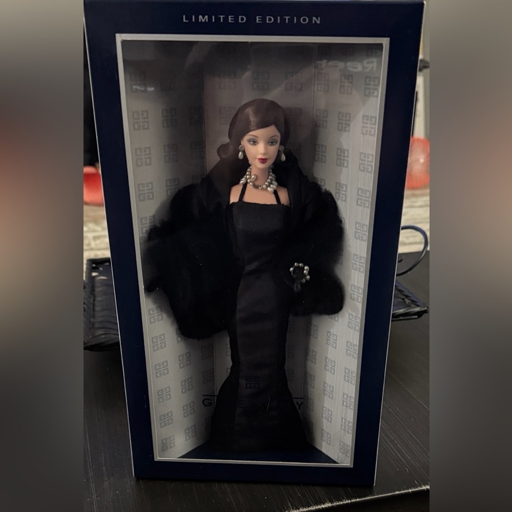 Givenchy Limited Edition Barbie - 1999 Mattel collectible-NRFB - Picture 2 of 5